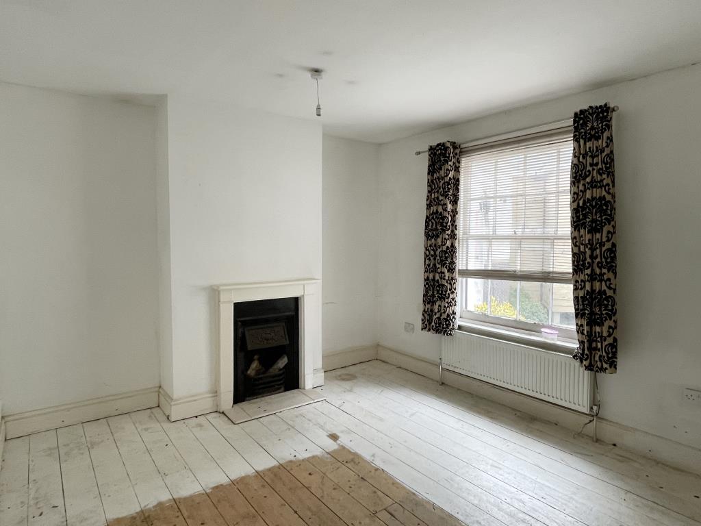 Lot: 13 - HOUSE IN TOWN CENTRE IN NEED OF IMPROVEMENT AND UPGRADING - Front bedroom on town centre house